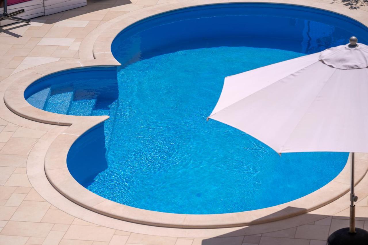 Hektorovic Poolside Apartments Bol Exteriör bild
